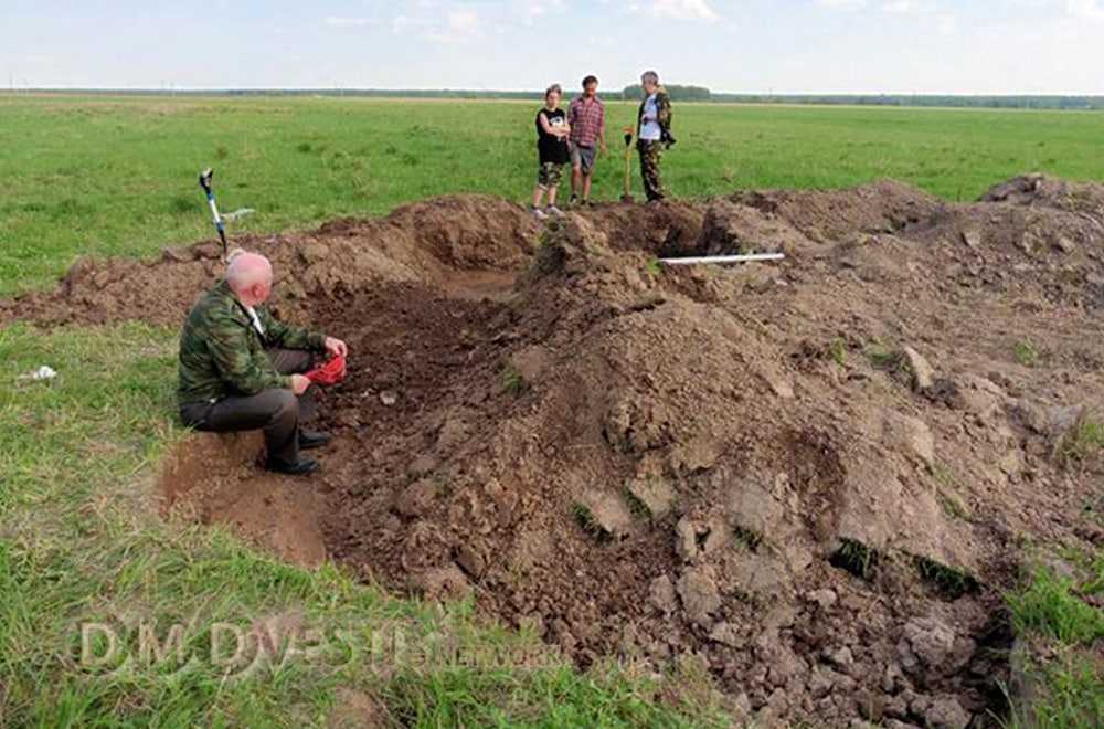 Поисковый отряд Истокъ из Домодедово проводит раскопки немецкого бомбардировщика
